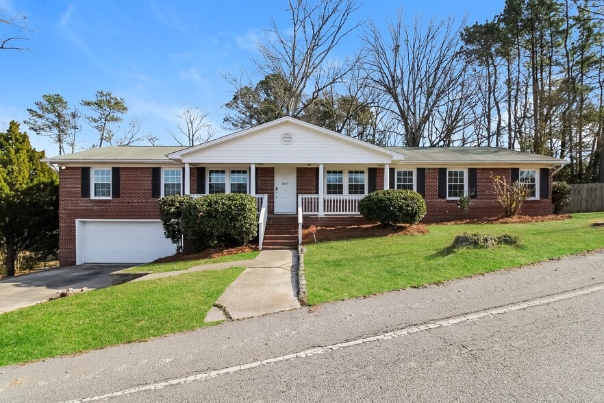 Building Photo - 1807 Holly Hill Dr