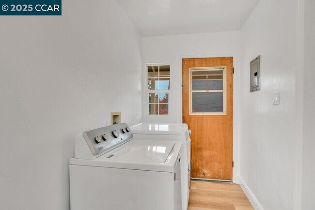 Building Photo - 1830 Pine St