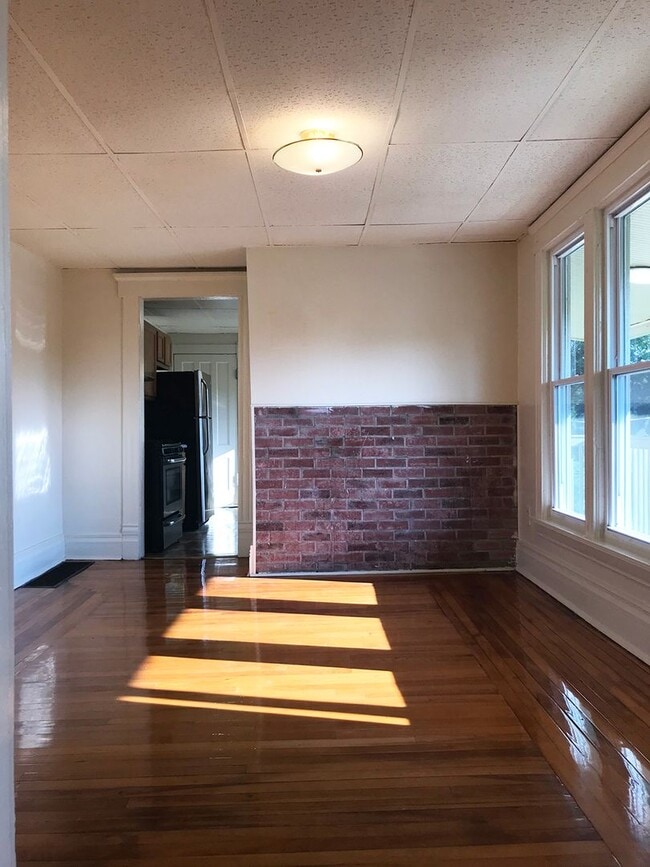 Building Photo - Beautiful Upper Flat With Private Side Por...