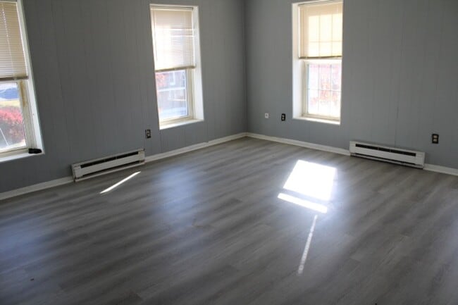 Building Photo - Apartment