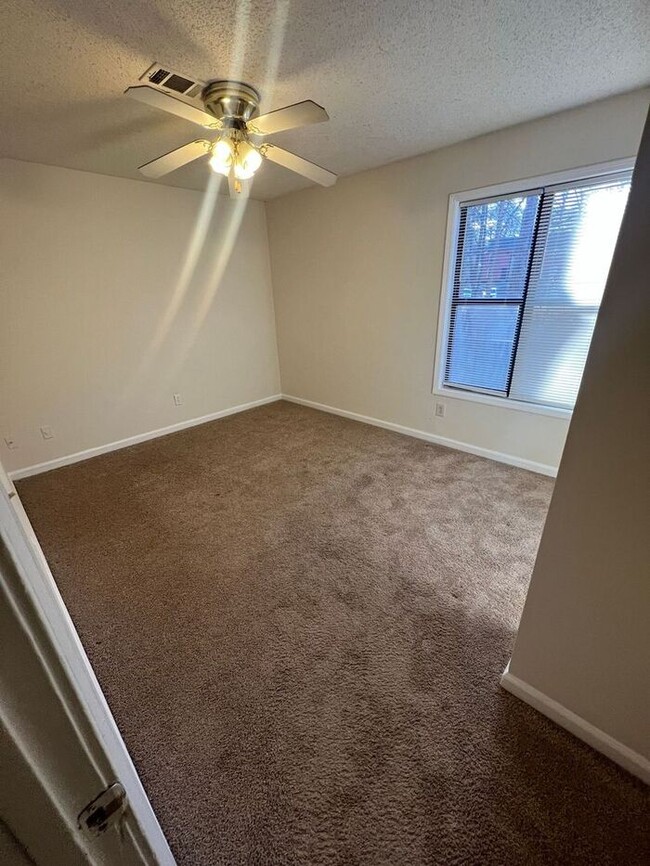 Building Photo - READY NOW!! 2 bedroom 2 bath