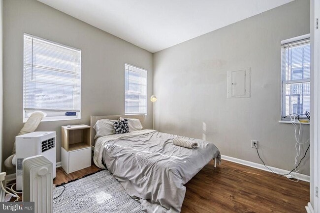 Building Photo - 400 N Rose St