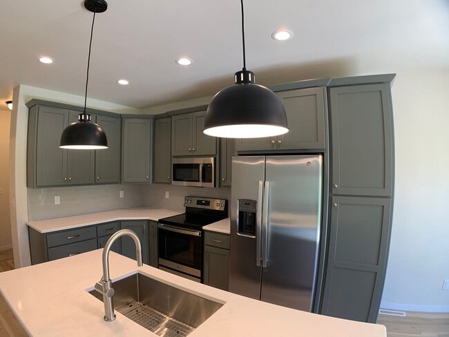 Building Photo - 3 Bed 2.5 Bath Single Family Home