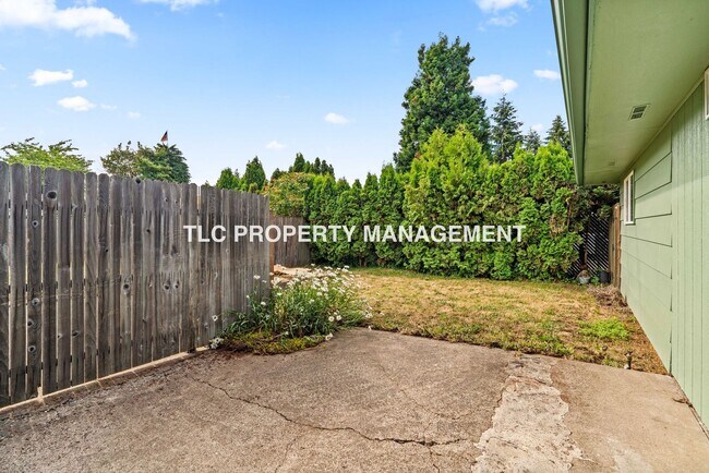 Building Photo - 3bd/1bath duplex off Barger available now