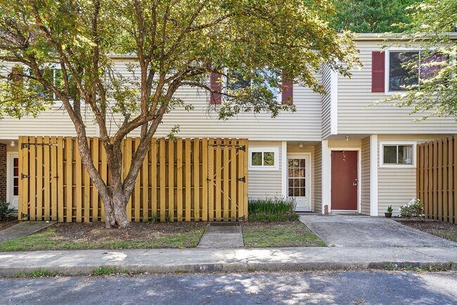 Building Photo - MINUTES to UNC!! 2 Bed 2.5 Bath Townhome - FURNISHED!  $500 Move in Incentive!