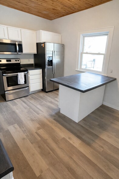 Building Photo - 717 2nd Ave NE