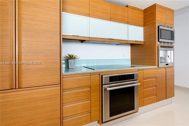 Building Photo - 5875 Collins Ave