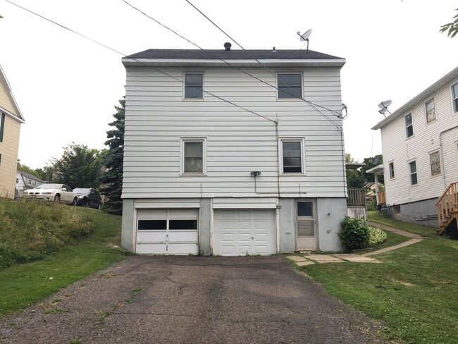 Building Photo - 908 E 4th St