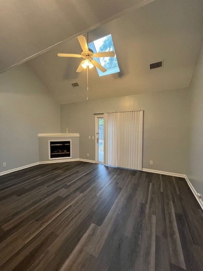 Building Photo - Comfortable and Convenient 3 Bedroom Townhome in Wilmington, NC