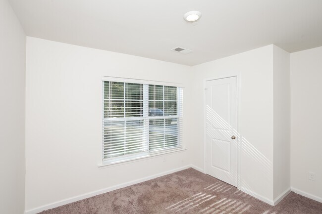 Building Photo - 1307 Lakeshore Dr