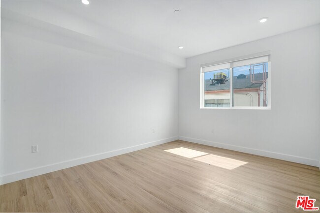 Building Photo - 1832 S Barrington Ave