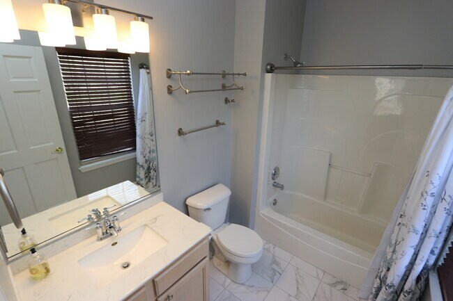 Building Photo - 3333 Stratford Ct