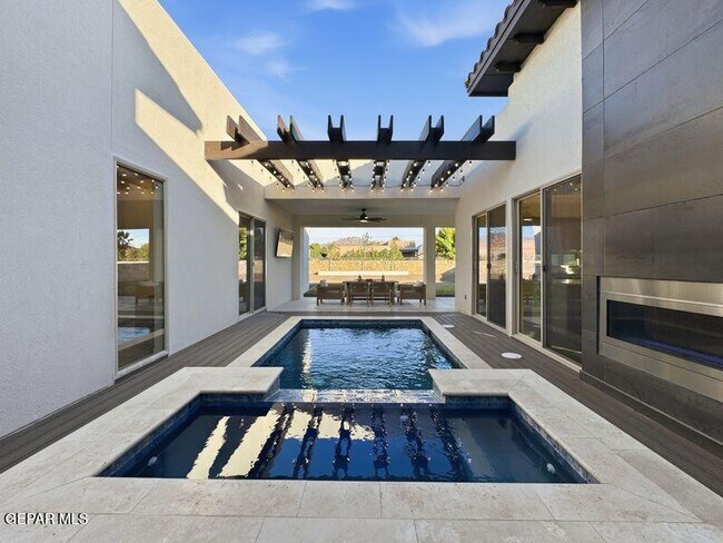 Building Photo - 5636 River Run St