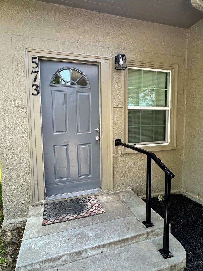 Building Photo - 573-583 Minaret Ave