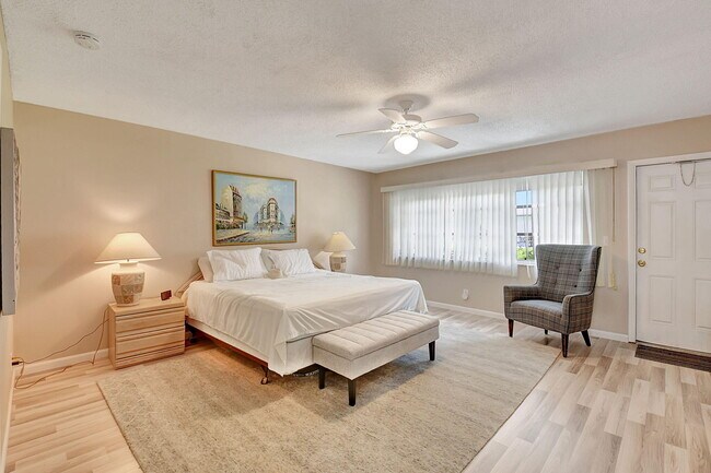 Building Photo - 1165 S Drive Cir