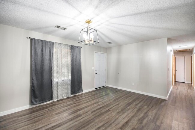 Building Photo - 609 Forest Lake Dr