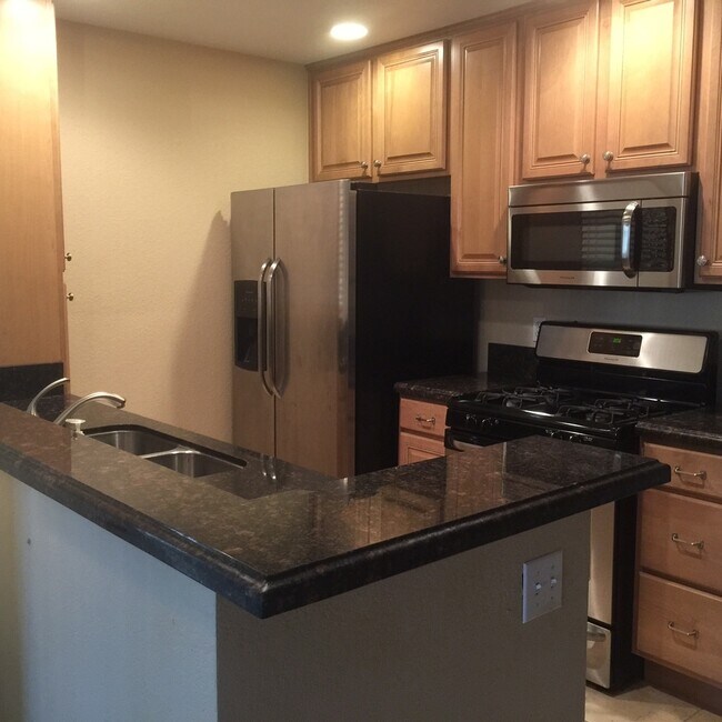 Building Photo - Gated Community * Downstairs 1 bedroom * Community Pool & Fitness Room