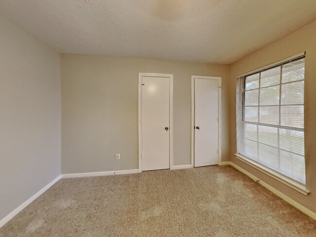 Building Photo - 2419 Sherwood Hollow Ln