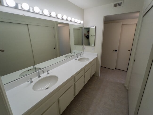 Building Photo - Large 2bed/ 2 bath corner unit in the heart of Silverlake with Hot Tub, Pool, Gated Parking and P...