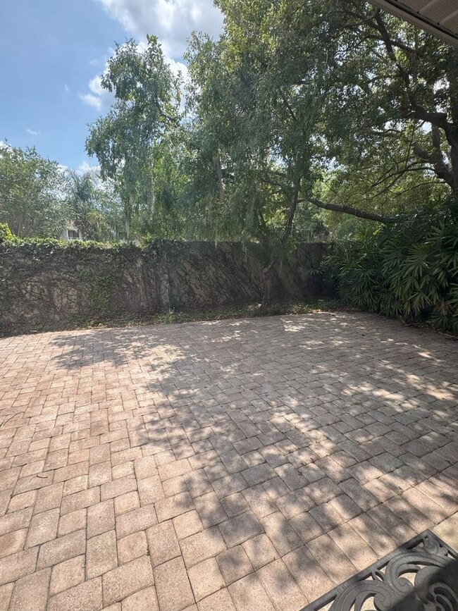 Building Photo - Beautifully updated 2 bedroom 2.5 bath townhome in highly desirable Lake Ivanhoe!