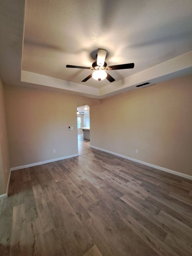 Building Photo - Stunning Large 4 Bedroom Home! Located Near Cedar & Nees!