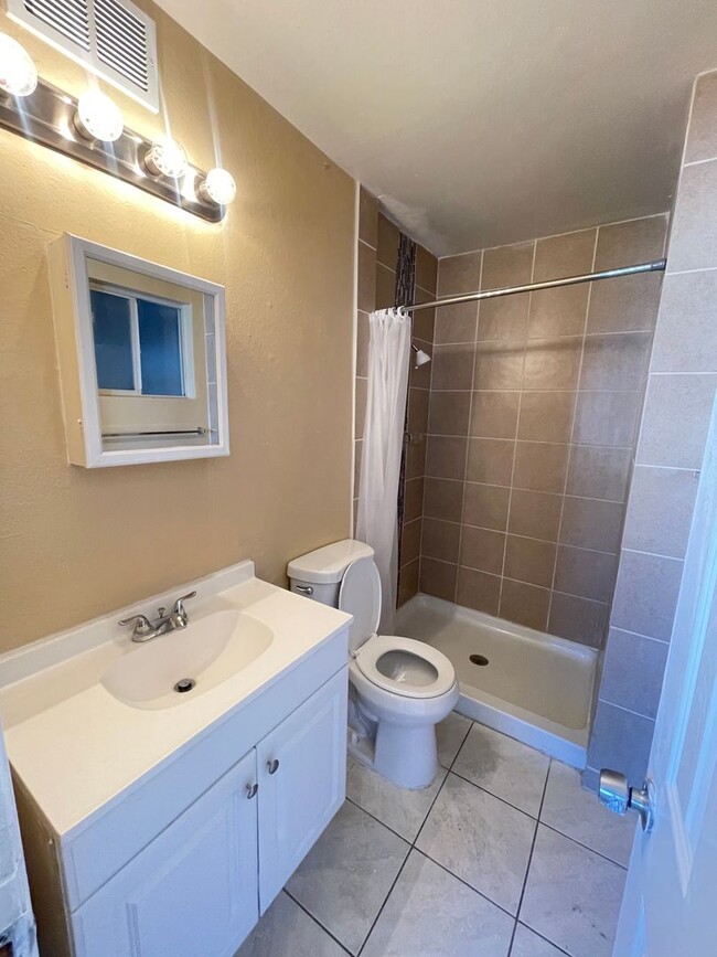 Building Photo - 3 BEDROOM 2 BATHROOM BEAUTIFUL HOUSE WITH ...