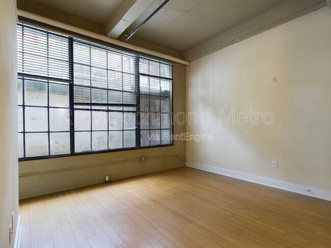 Building Photo - 815 Perry St