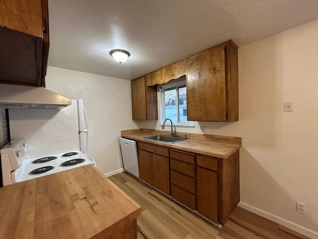 Building Photo - MOVE IN SPECIAL! Recently Remodel 2 Bedroo...