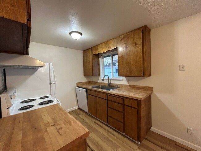 Building Photo - Recently Remodel 2 Bedroom / 1 Bathroom Du...