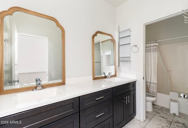 Building Photo - 221 E Balsam Dr