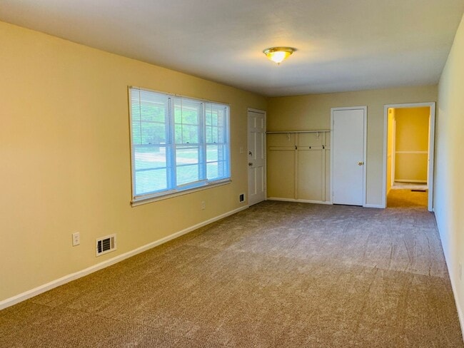 Building Photo - Wow, great location, newly renovated, 4 beds/2 bath, private fenced yard, sun room/office, must see!