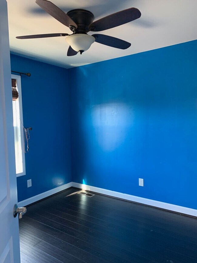 Building Photo - 3 Bedroom 2.5 Bath Townhouse 1 Car Garage
