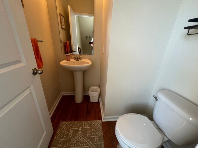 Building Photo - 3 Bedroom 4 Bath Townhouse in Bolton's Lan...