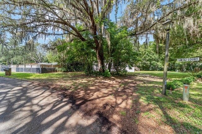 Building Photo - Spacious 3BR/2BA Home  Available Now!