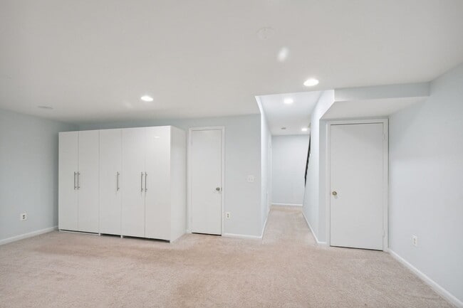 Building Photo - Reston-Renovated 3 BR / 2 BA / 2 1/2 BA En...