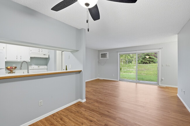 Building Photo - 8856 Jasmine Ln