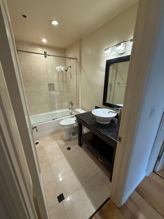 Building Photo - 2bed 2bath in Los Angeles