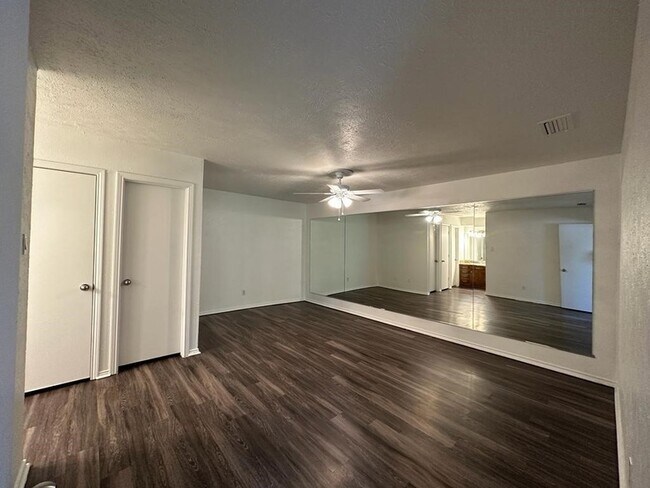 Building Photo - 2818 Golfing Green Dr