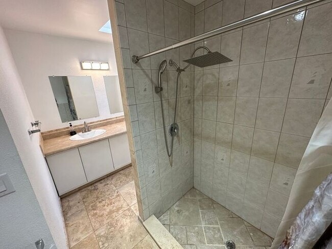 Building Photo - Spacious 2 Bed 2 Bath Home