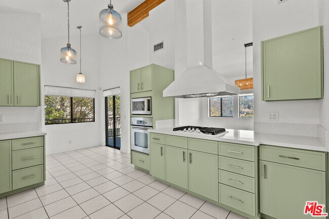 Building Photo - 3665 Alta Mesa Dr