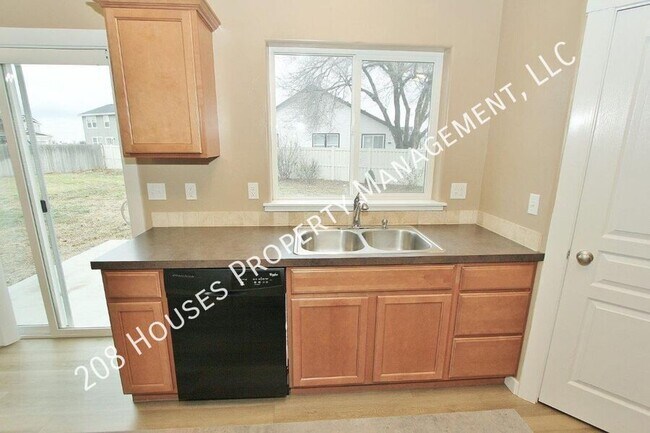Building Photo - Must See Immaculately Kept 3 bed, 2 bath H...