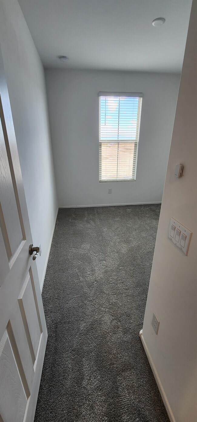 Building Photo - 7822 S Wolf Creek Dr