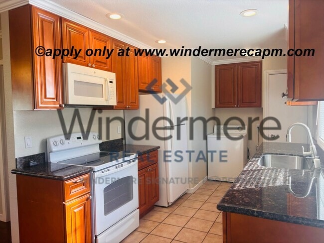 Building Photo - Unbeatable location! ! East Sac 2 bedroom 1 bath Duplex!!