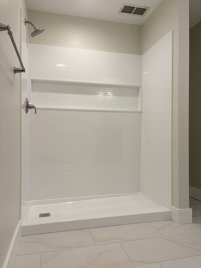 Building Photo - Freshly North St Pete 4 Bedroom Home