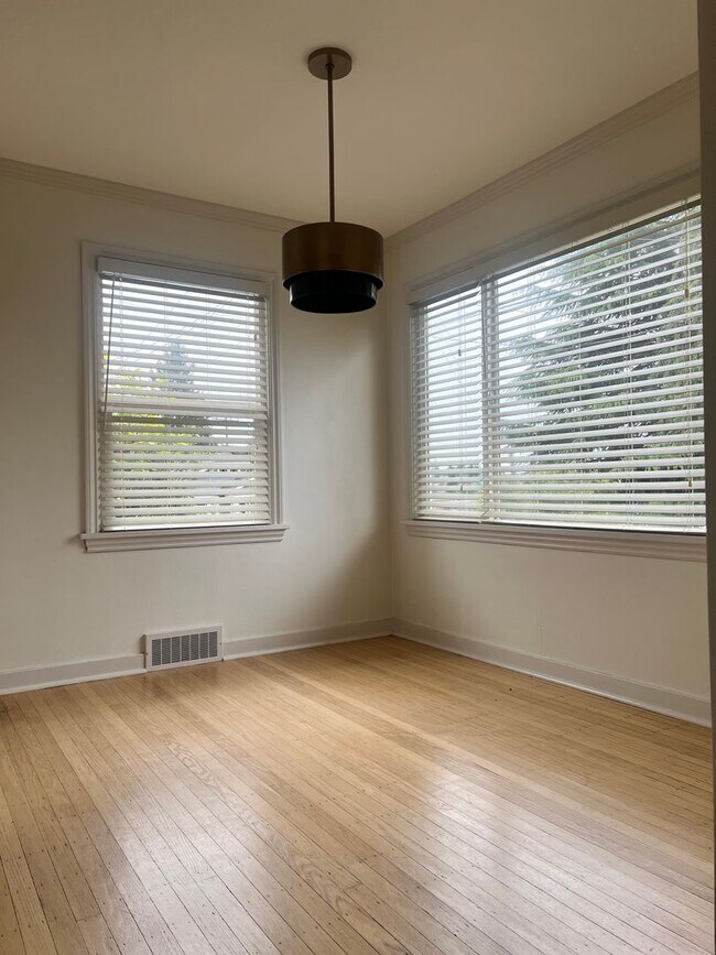 Building Photo - 3 Bedroom 2 Bathroom in Greenlake!