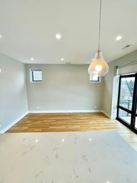 Building Photo - 4555 N Ravenswood Ave