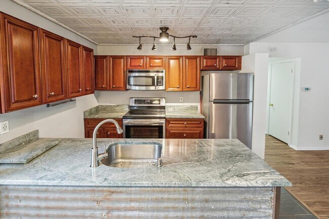 Building Photo - 1304 Mariposa Dr