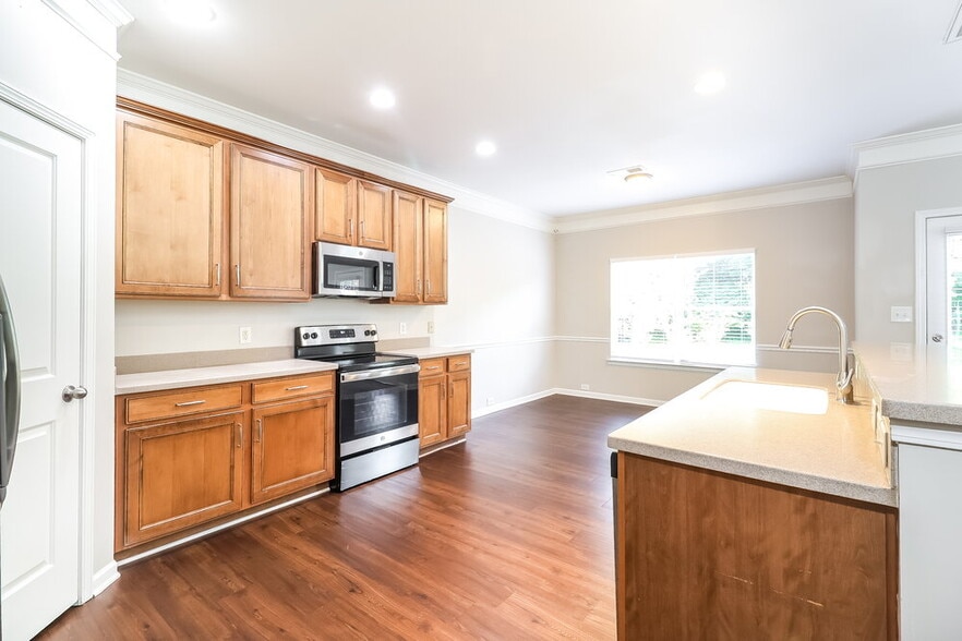 Building Photo - 5721 Verrazano Dr