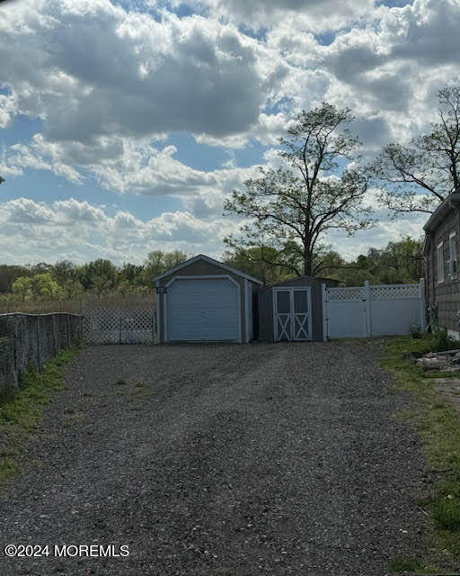 Building Photo - 177 Creek Rd