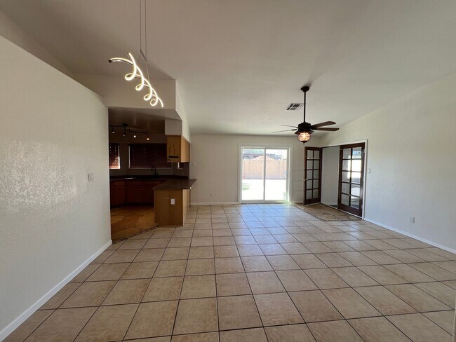 Building Photo - 4 BEDROOM POOL & SOLAR HOME!